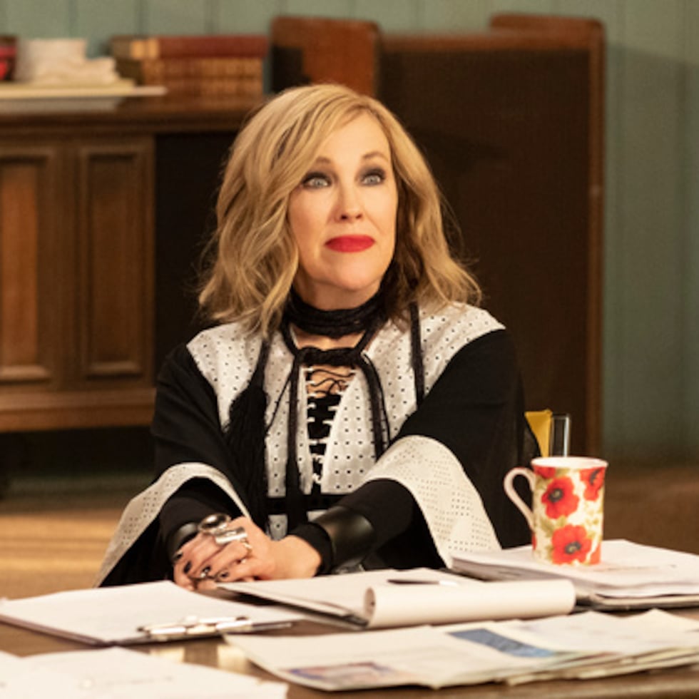 Catherine O'Hara en una escena de "Schitt's Creek".