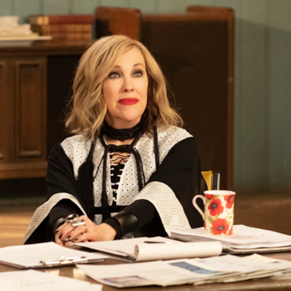 Esta imagen difundida por Pop Tv muestra a Catherine O'Hara en una escena de "Schitt's Creek". (Pop TV vía AP)