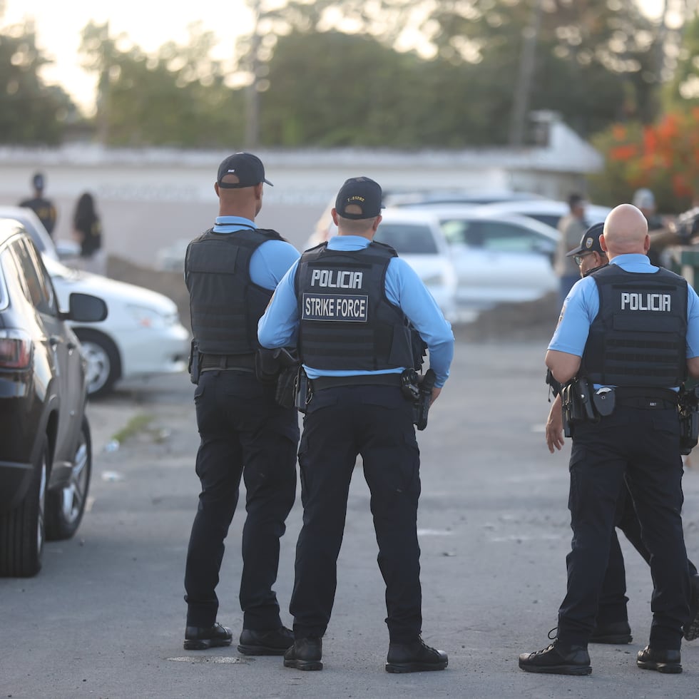 Los agentes detuvieron a una pareja.