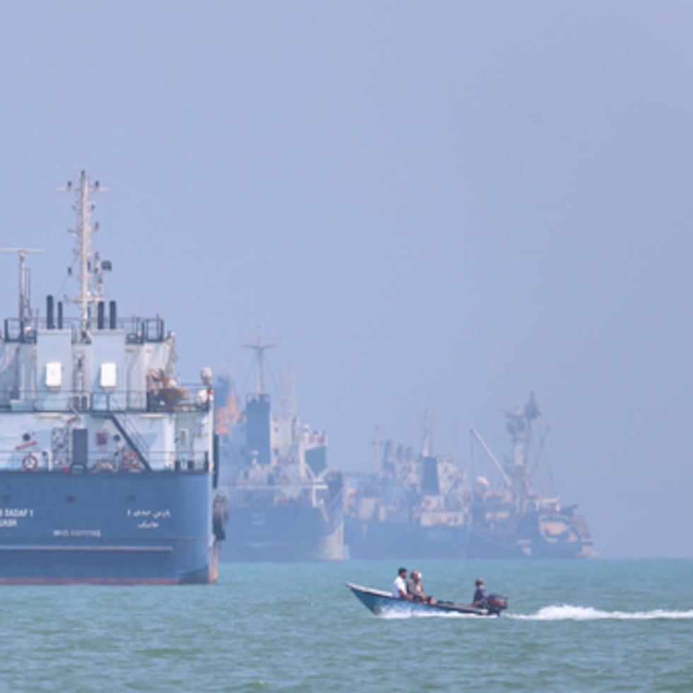 Una pequeña lancha a motor pasa junto a unos barcos fondeados en el estrecho de Ormuz, frente a Bandar Abbas (Irán), el jueves 11 de junio de 2026. (Amirhosein Khorgooi/ISNA vía AP)
