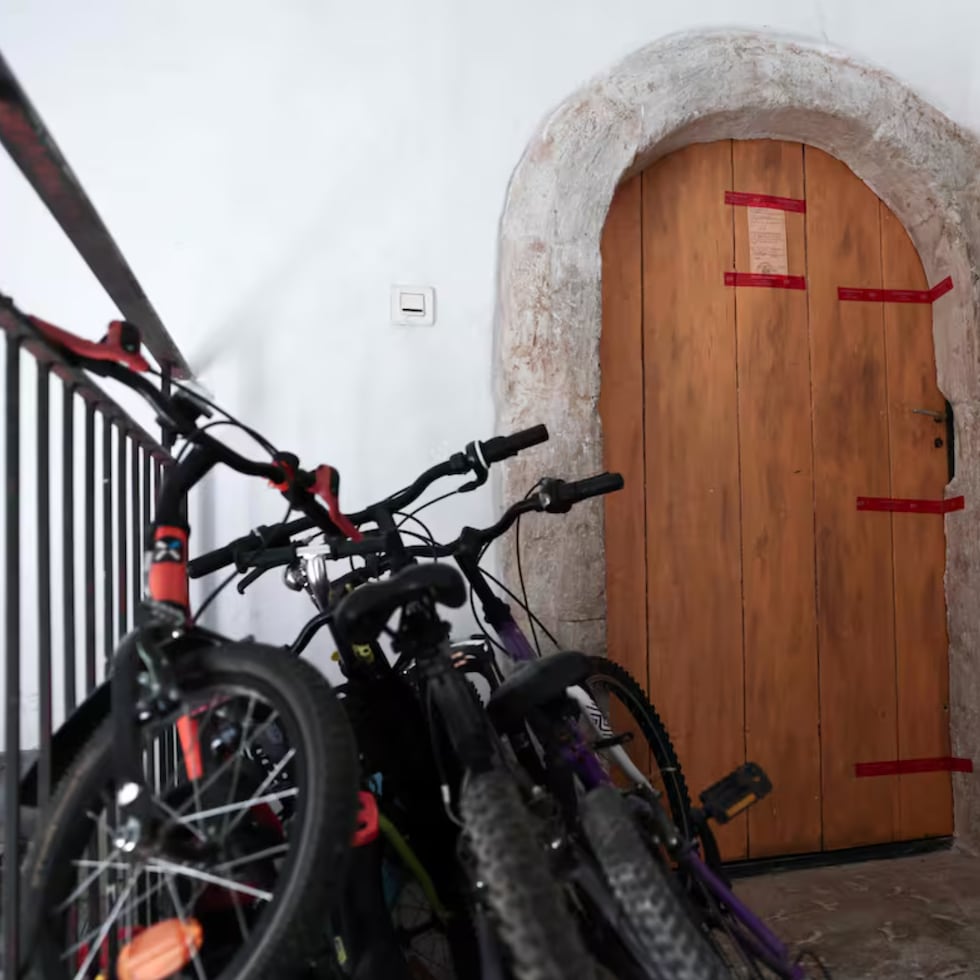 La puerta del departamento donde se descubrieron los cuerpos de los cinco bebés, en la localidad de Orange