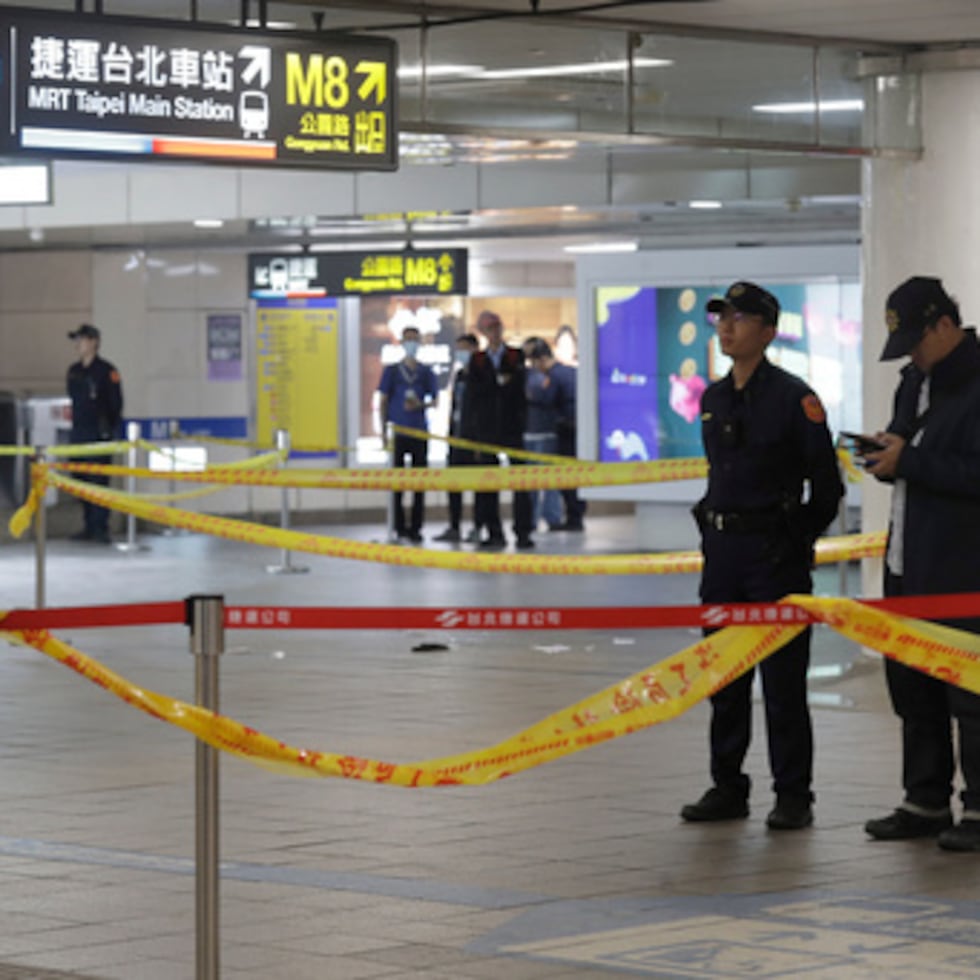 La policía indicó que el sospechoso fue declarado muerto en un hospital después de saltar desde el sexto piso del edificio, informó la Agencia Central de Noticias.