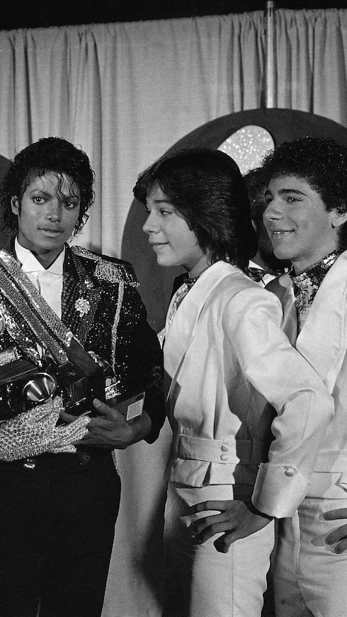 En esta foto del 28 de febrero de 1984, Michael Jackson, en el centro, posa entre bambalinas con el grupo Menudo durante la ceremonia de los premios Grammy en Los Ángeles. De izquierda a derecha: Charlie Massó, Robby Rosa, Roy Roselló, Jackson, Ray Reyes y Ricky Meléndez.