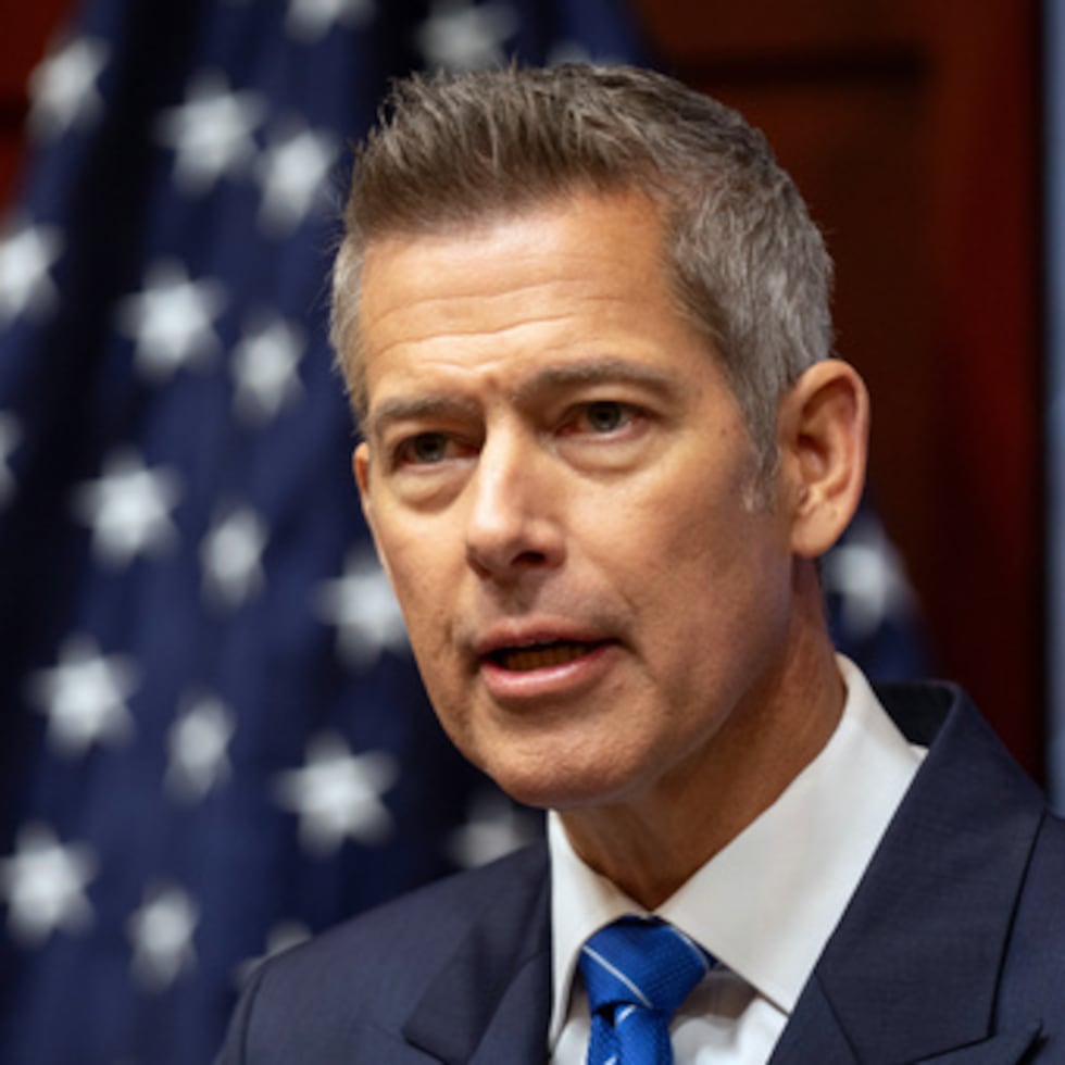 El secretario de Transportación federal, Sean Duffy, recibió en su oficina a la gobernadora Jenniffer González.