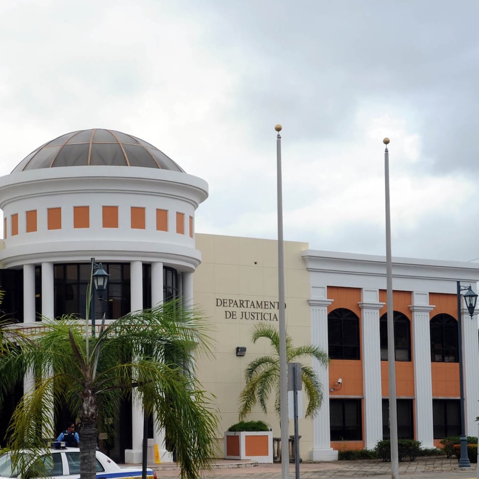 El juez Reicarlo de León Colón, del Tribunal de Fajardo, encontró causa para arresto, en la tarde del sábado, contra un hombre por el asesinato de Luis Francisco Nieves Reyes el pasado 8 de marzo, en la isla municipio de Culebra.