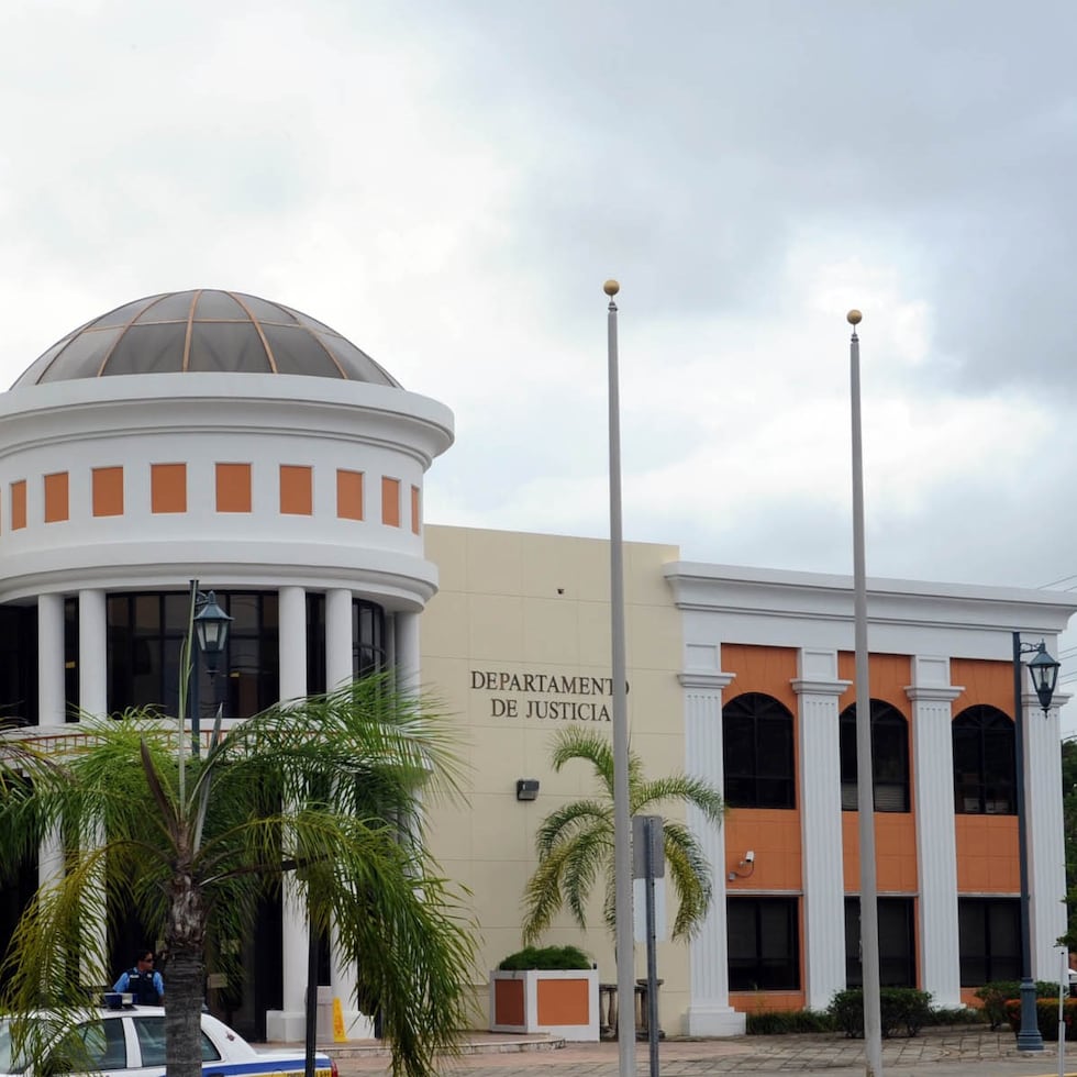 Una pareja enfrenta cargos por maltrato de menores y violaciones a la Ley de Armas por la muerte del hijo de la mujer, de 12 años.