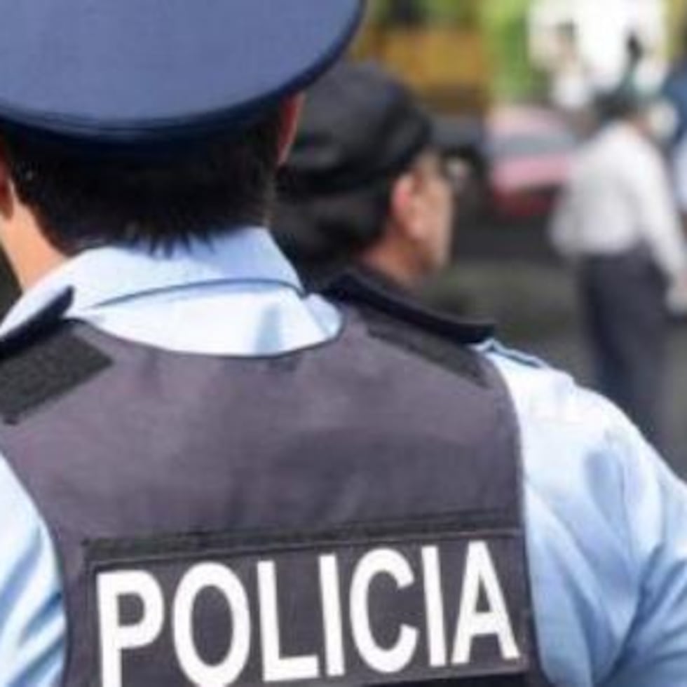 El perjudicado describió al atacante como un hombre con una estatura de aproximadamente cinco pies y seis pulgadas (5′6″), con un peso de 150 libras.
