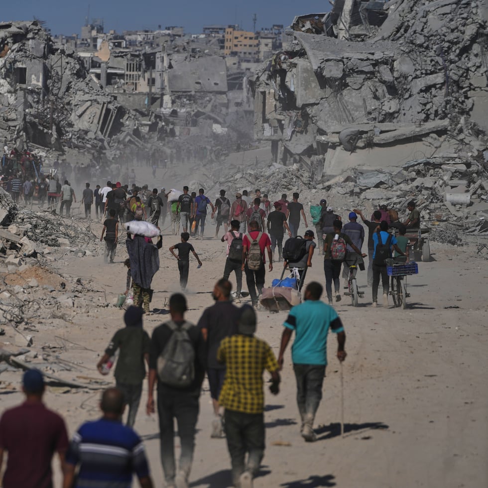 Muchos de los desplazados, cuando regresan, se encuentran vías intransitables, en las que los escombros se amontonan hasta crear barreras de varios metros de altura, por lo cual entran a pie a la Ciudad de Gaza.