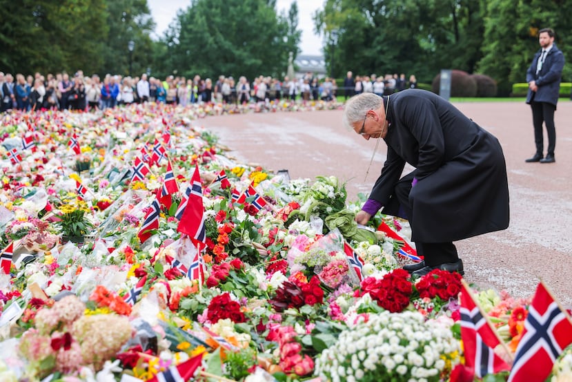 El obispo presidente de la Iglesia de Noruega, Olav Fykse Tveit, deposita flores en la Plaza del Palacio para rendir homenaje al rey Harald V de Noruega, un día después de su fallecimiento a los 89 años, en Oslo, el sábado 29 de agosto de 2026.