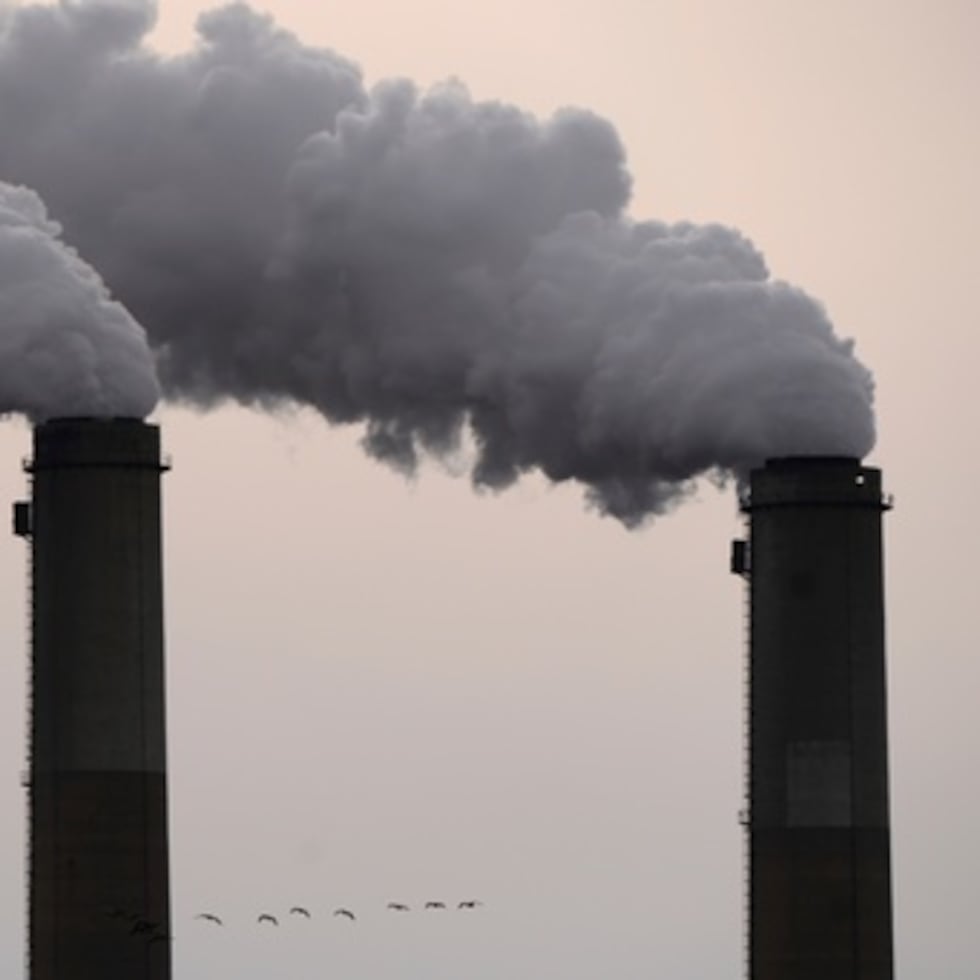 Las emisiones tóxicas de las centrales térmicas de carbón y petróleo pueden dañar el desarrollo cerebral de los niños pequeños y provocar infartos y otros problemas en los adultos.