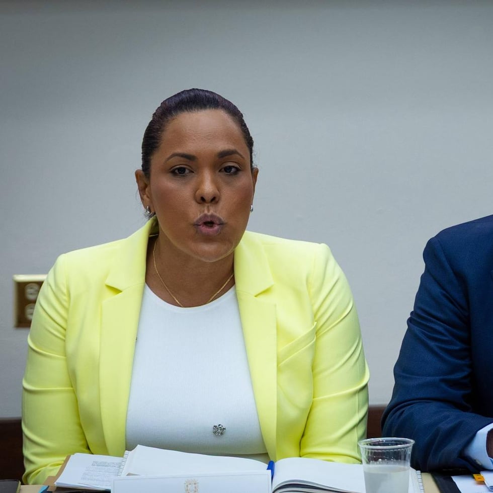 La secretaria de Estado, Rosachely Rivera, junto al secretario de la Gobernación, Francisco Domenech, encabezaron la reunión de este martes en La Fortaleza.