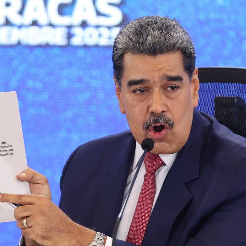 El presidente de Venezuela, Nicolás Maduro, señala un punto en un mapa de América durante una conferencia de prensa en Caracas, Venezuela.