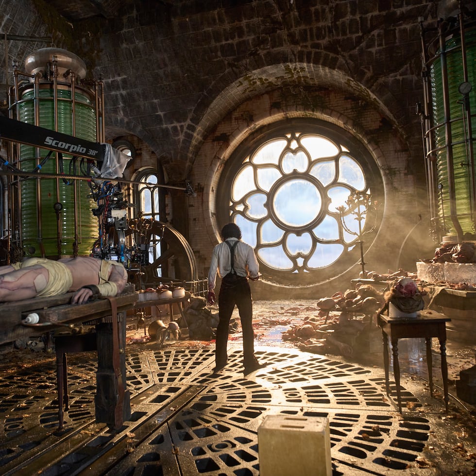 Esta imagen difundida por Netflix muestra a Jacob Elordi como La Criatura, a la izquierda, y Oscar Isaac como Victor Frankenstein, en una escena de "Frankenstein". (Netflix vía AP)