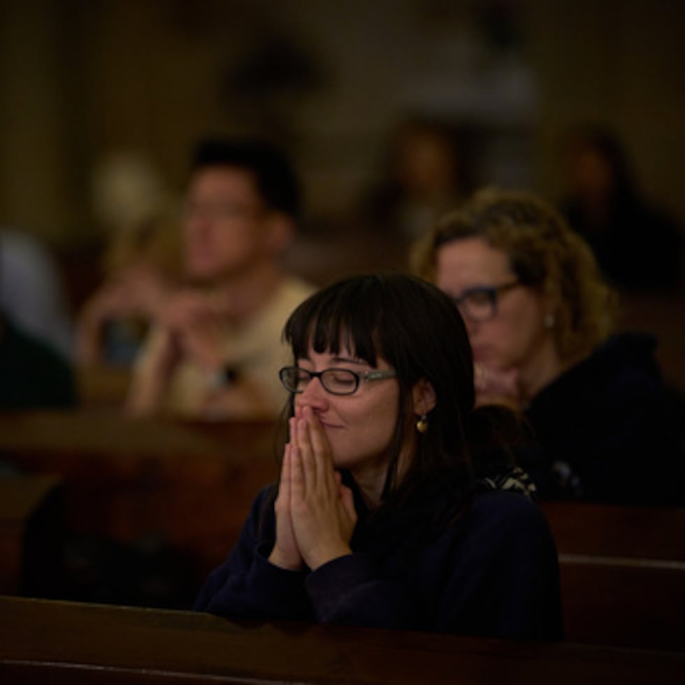 Feligreses rezan durante una misa en la cripta de la Sagrada Familia en Barcelona.