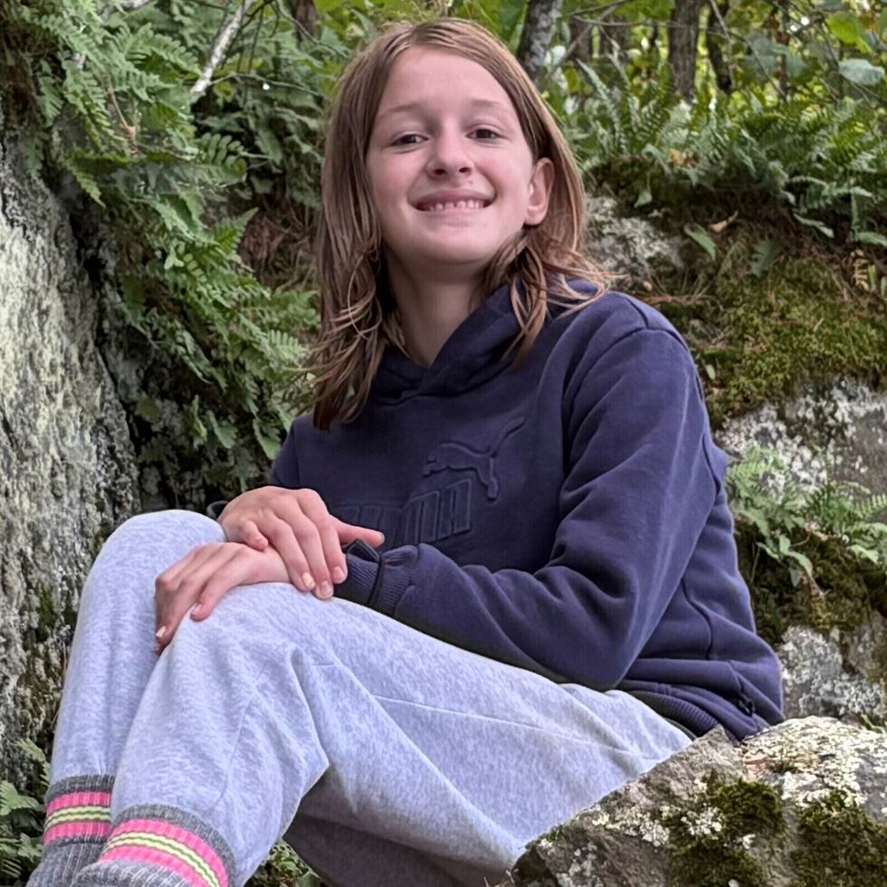 Genevieve Bisek, de 11 años, se siente reconfortada por las muchas tarjetas hechas a mano que sus compañeros de clase le han enviado tras el tiroteo del miércoles en una iglesia de Minneapolis.