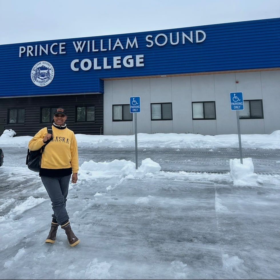 Ashley estudió mecánica industrial en Alaska.