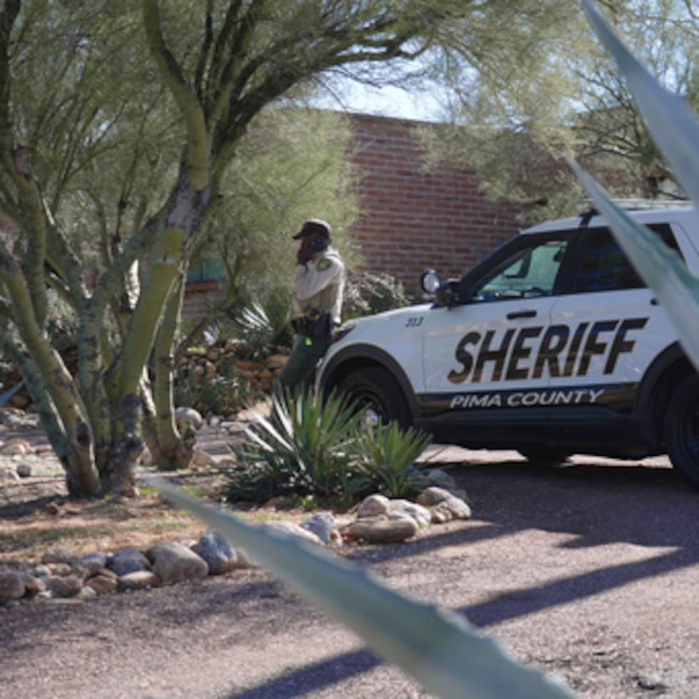 Un oficial del sheriff del condado de Pima ubicado fuera de la casa de Nancy Guthrie.