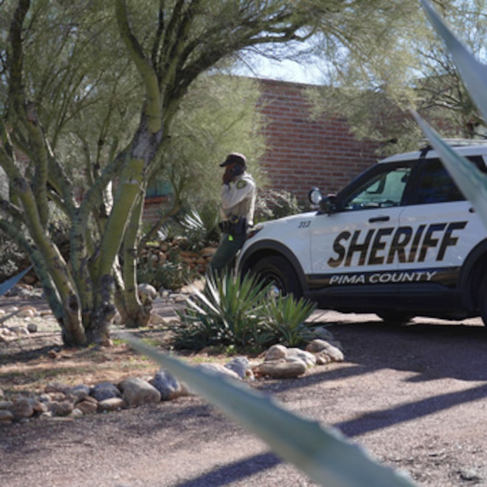 Un oficial del sheriff del condado de Pima permanece fuera de la casa de Nancy Guthrie el sábado 14 de febrero de 2026 en Tucson, Arizona (AP Photo/Ty O'Neil)
