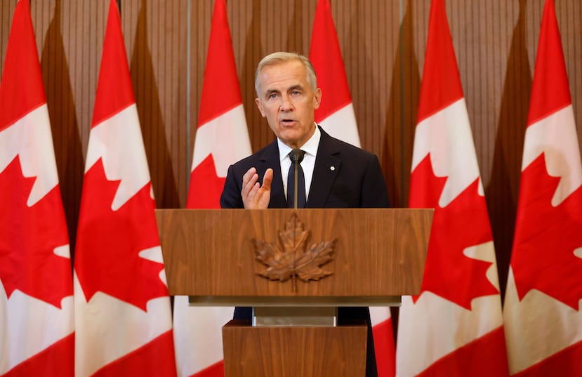 El primer ministro Mark Carney habla sobre la respuesta de Canadá a los nuevos aranceles estadounidenses, durante una conferencia de prensa en la sede del Parlamento, en Ottawa, el sábado 22 de agosto de 2026. (Patrick Doyle/The Canadian Press vía AP)