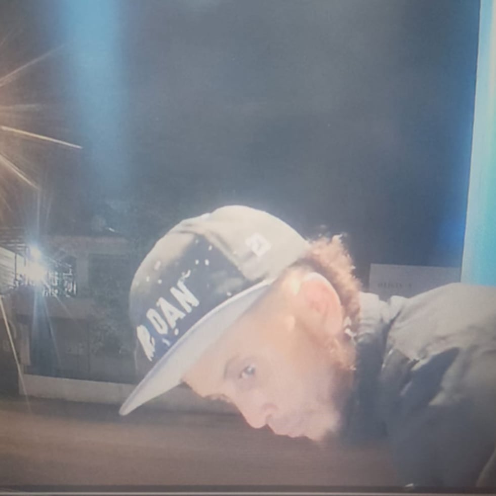 El individuo es sospechoso de causar daños agravados en un cajero automático en Ponce y es buscado por la Policía.