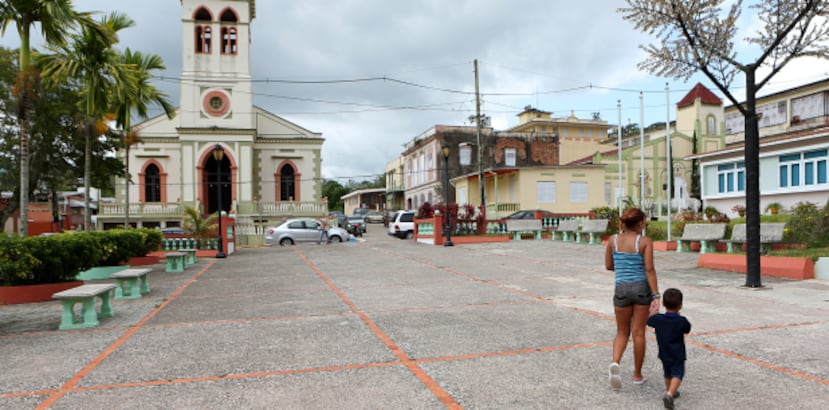Estos pueblos coinciden en varios aspectos, como que están apartados geográficamente de la zona metropolitana y en que no tienen operando negocios que podrían ser imanes para los delincuentes. En la foto, la plaza de Maricao. (Archivo)