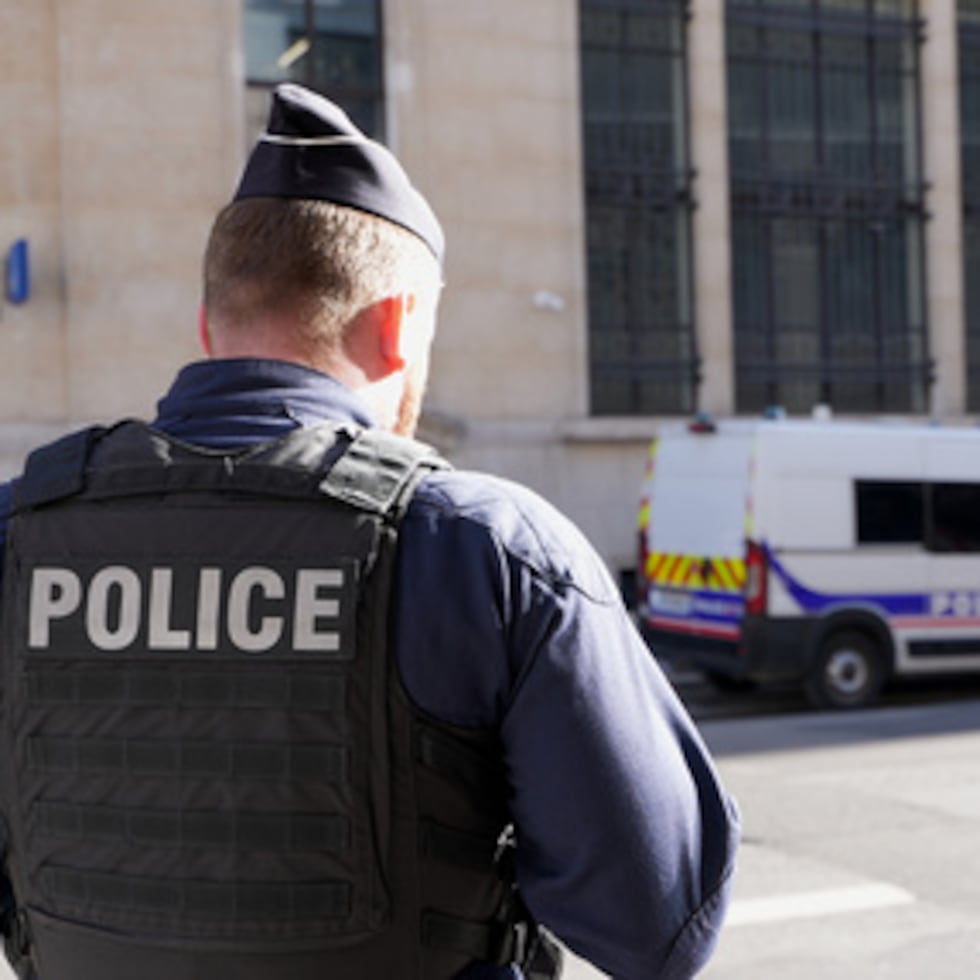 La policía frente al edificio del Bank of America en París.