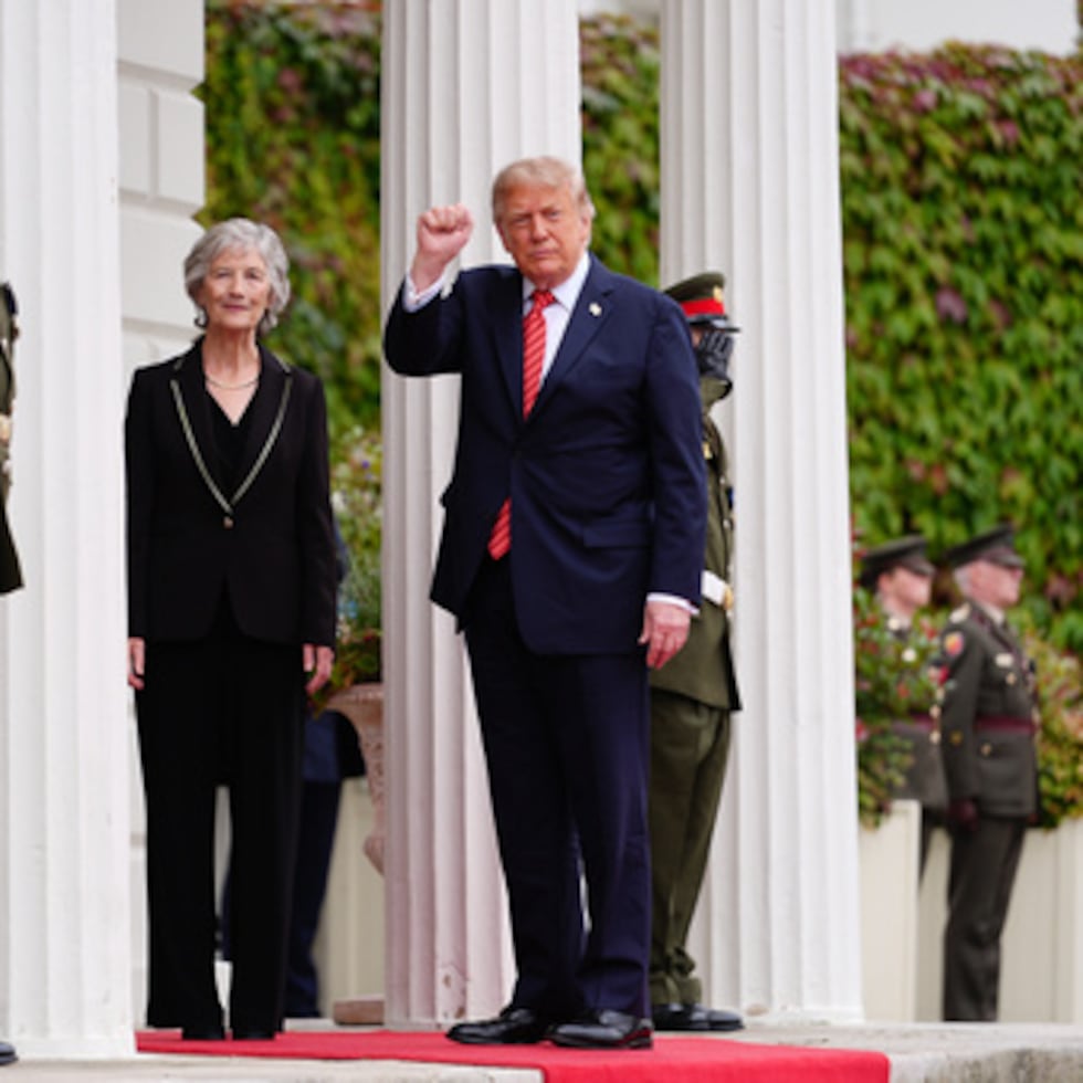 La presidenta de Irlanda, Catherine Connolly, saluda a su homólogo estadounidense, el presidente Donald Trump, durante una reunión en Áras an Uachtaráin, en Dublín, Irlanda.