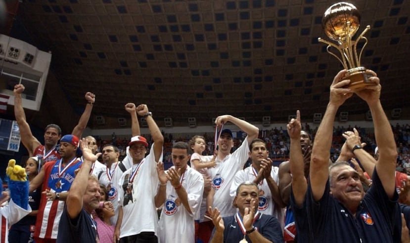 El gerente general del equipo, Salvador “Salvi” Vilella, levanta el trofeo de tercer lugar que le aseguró a Puerto Rico su boleto a Atenas 2004. (tonito.zayas@gfrmedia.com)