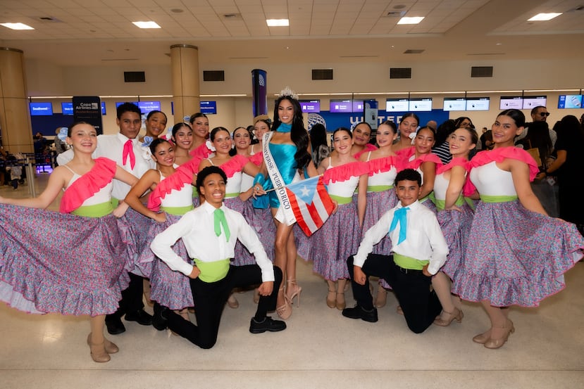 El grupo de baile la Saint Francis School, de Carolina, estuvo presente durante la despedida realizada a Zashely Alicea Rivera, quien partió hacia Tailandia.