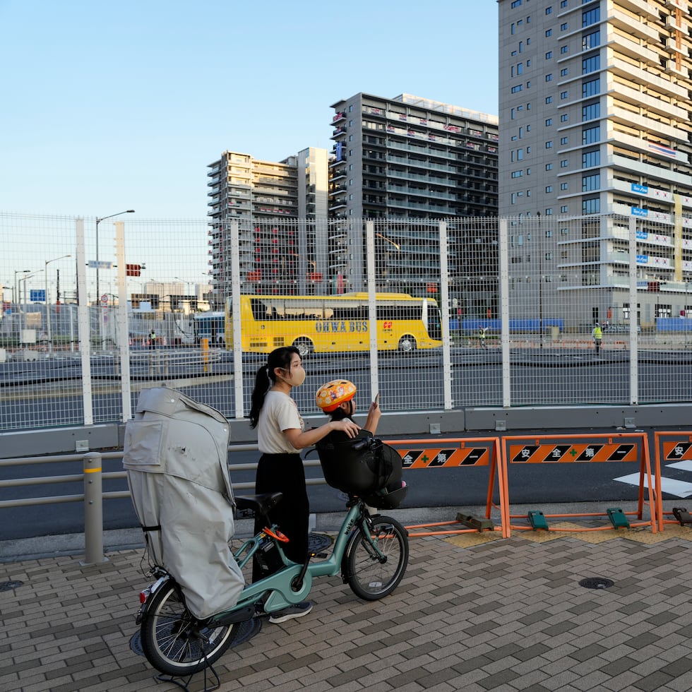 Una madre y su hijo observan edificios en Tokio, Japón, el 19 de julio de 2021.