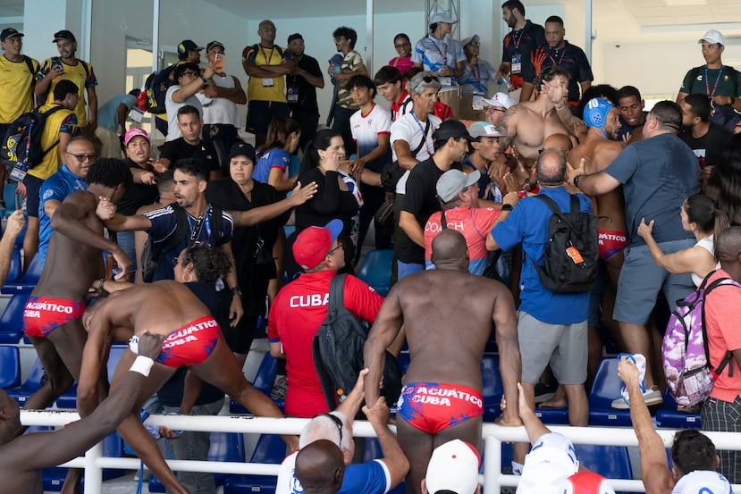 El final estuvo caldeado en las gradas entre fanáticos y jugadores de ambos equipos.