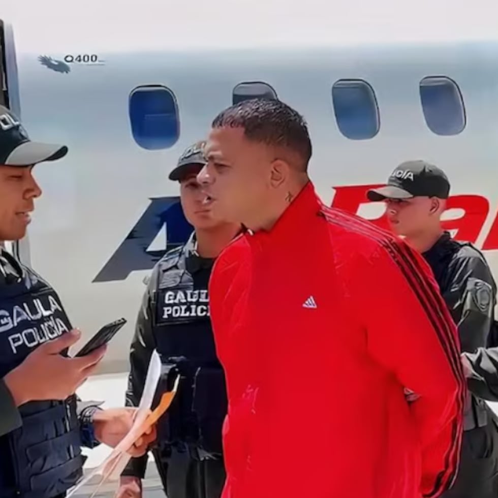 La Policía Nacional escolta a Alexander Antonio Pereira Castro, tras su llegada al aeropuerto de Rionegro, Antioquia.