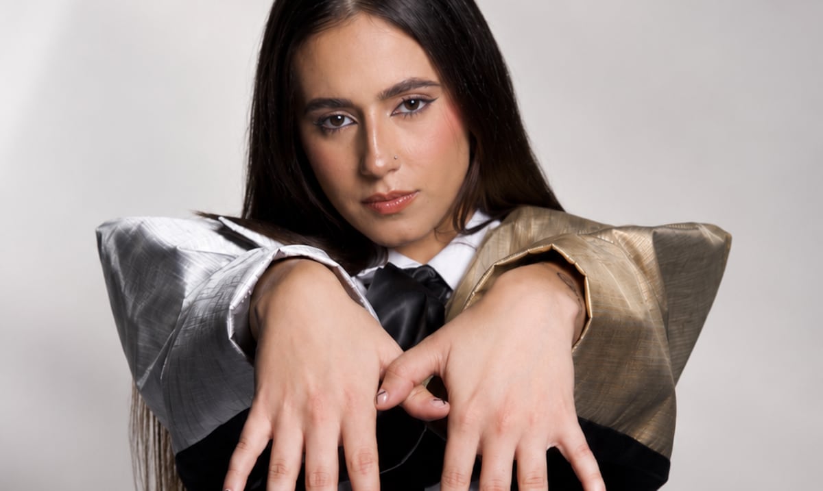 Elia lanza su álbum debut "CASA x CASA" acompañado de un cortometraje