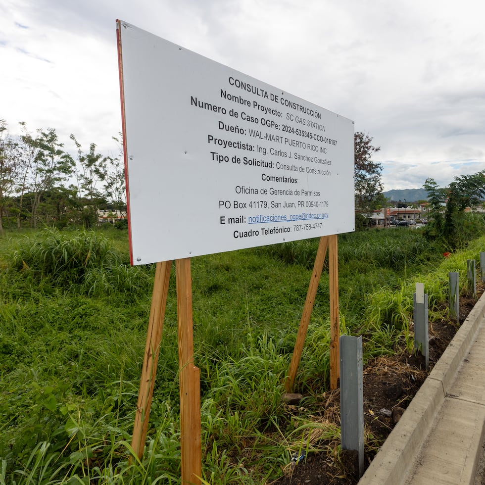 En la foto, una vista del letrero que informa la posible construcción de una gasolinera y un almacén Sam's Club en la PR-2, cerca de la hospedería Holiday Inn y el Western Plaza en Mayagüez. El proyecto se encuentra en etapa de permisos, confirmó la cadena.