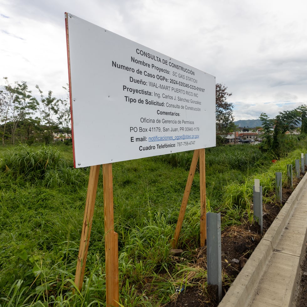 Lote aledano al Western Plaza, en Mayagüez, donde está propuesta la priera gasolinera de las megatiendas Walmart en Puerto Rico.