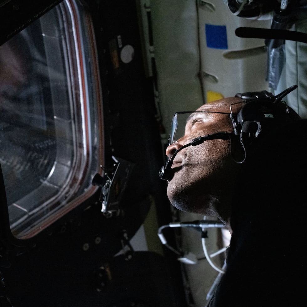 En esta imagen proporcionada por la NASA, el piloto de Artemis II, Victor Glover, es fotografiado dentro de la nave espacial Orion durante el sobrevuelo lunar de Artemis II.