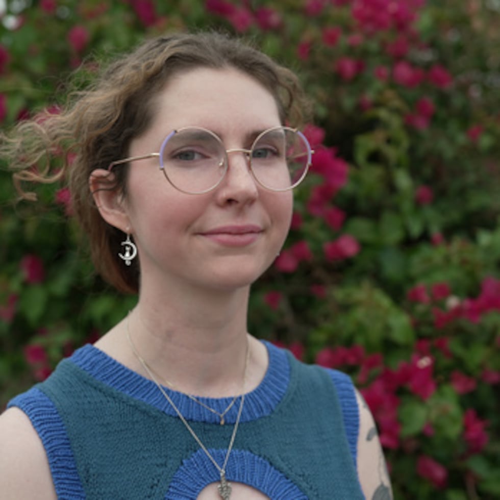 Katherine Screws, una mujer que ha recibido un trasplante de intestino, posa para una foto en Phoenix, Arizona.