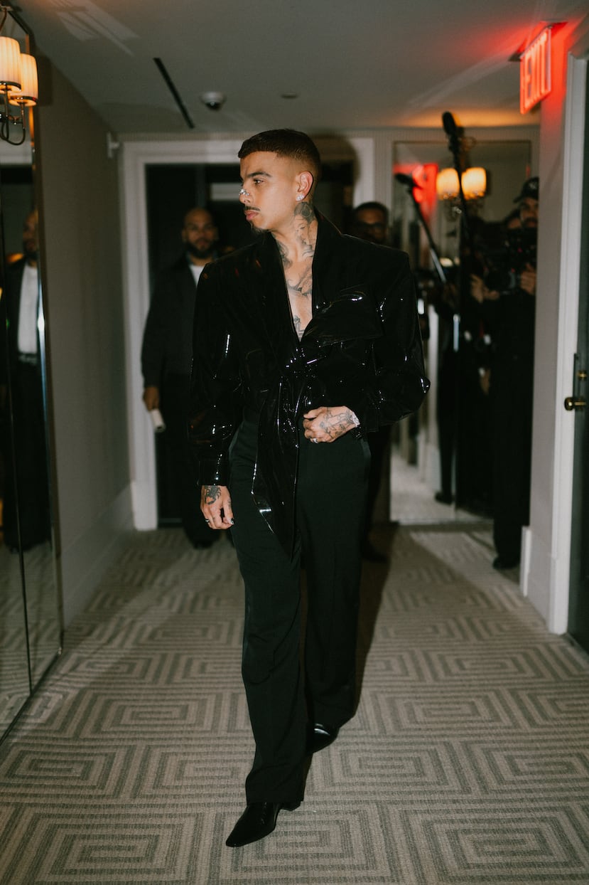 Rauw Alejandro llevó un diseño de Yves Saint Laurent para la Met Gala.