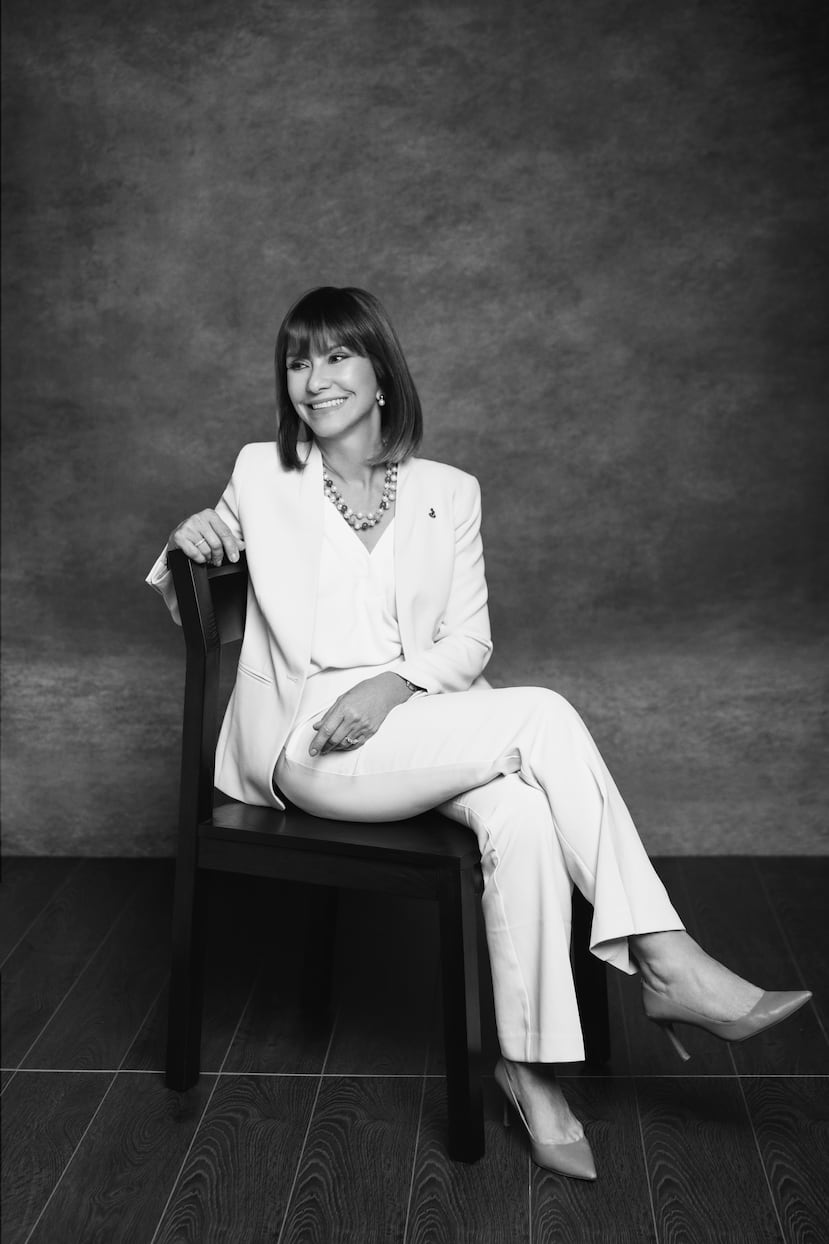 "Stylist": Claudia Madrid | Asistencia: Andrea Sofía Reverón| Joyería: John Hardy de Reinhold Jewelers Plaza las Américas | Apoyo de maquillaje en el “set”: George Pérez Cantres de House of Mua | Piso del estudio: Viva Carpets