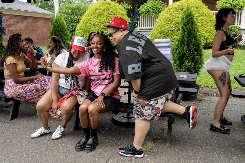 Shelby Draughn, centro, se toma una foto con Ericka Reynolds, izquierda, y Mia Morales durante el evento Tia’s Roommate en Hartford, Connecticut, el domingo 27 de julio de 2025.