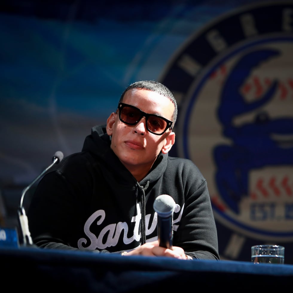 El exponente de música urbana Daddy Yankee se unió a la franquicia de los Cangrejeros de Santurce de la Liga de Béisbol Profesional de Roberto Clemente como inversionista y coapoderado en noviembre de 2021.