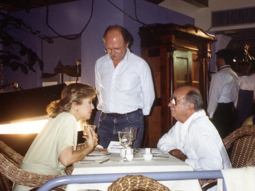 A la izquierda, el director Jacobo Morales junto a Gladys Rodríguez y Tommy Muñiz, durante el rodaje de “Lo que le pasó a Santiago”. Arriba, escena de “América".