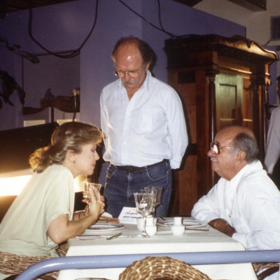 A la izquierda, el director Jacobo Morales junto a Gladys Rodríguez y Tommy Muñiz, durante el rodaje de “Lo que le pasó a Santiago”. Arriba, escena de “América".