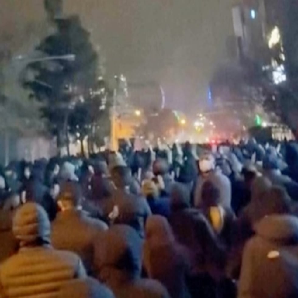 En esta captura de imágenes que circulan en las redes sociales desde Irán se ve a manifestantes tomando de nuevo las calles de Teherán, a pesar de la intensificación de la represión mientras la República Islámica permanece aislada del resto del mundo.