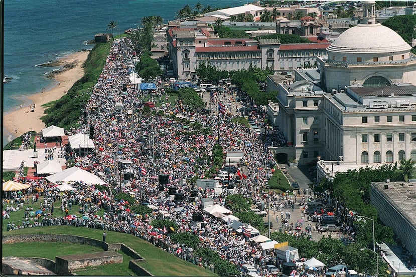 El 1 de octubre de 1997, miles de personas protestaron -luego de jornadas violentas- en contra de la venta de la Telefónica de Puerto Rico, cuyo traspaso a la empresa privada se concretó en 1998. (GFR Media)