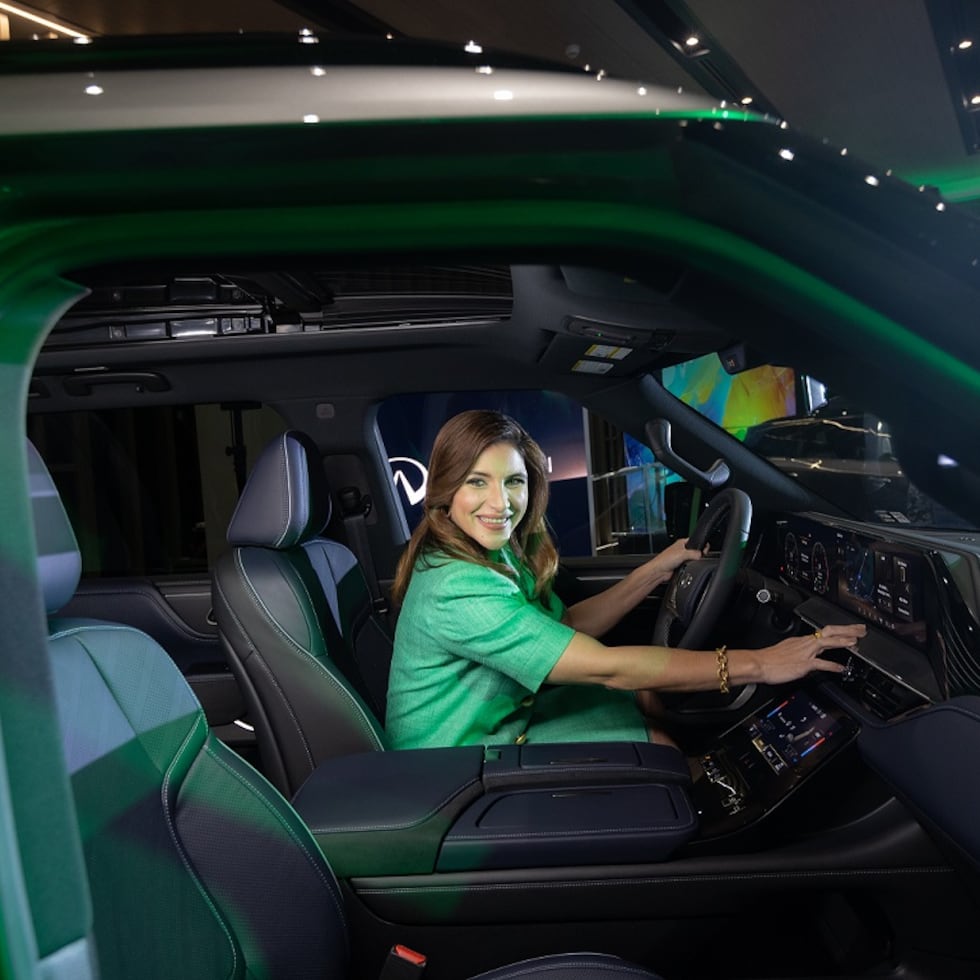 Katiria Soto en el interior de la QX80 SPORT 2026