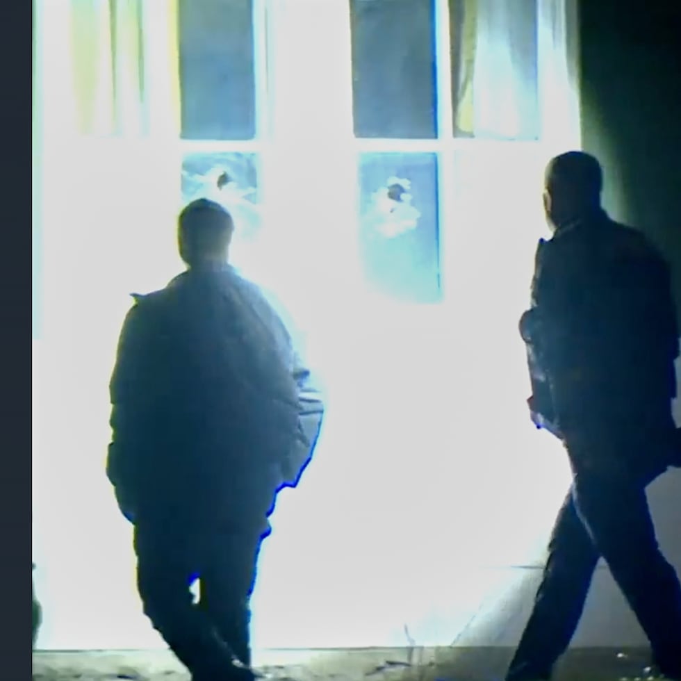 El sospechoso, de quien aún no se conocen detalles, fue puesto en custodia de la Policía de Cincinnati por daños a la propiedad, según reportes de la cadena ABC News.