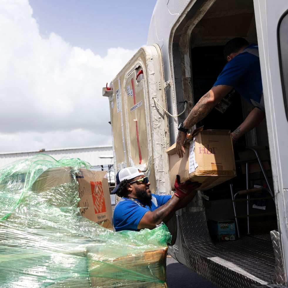 Además de alimentos y medicamentos, el envío incluyó casetas y carpas solicitadas para apoyar a las personas que perdieron sus hogares tras los terremotos.