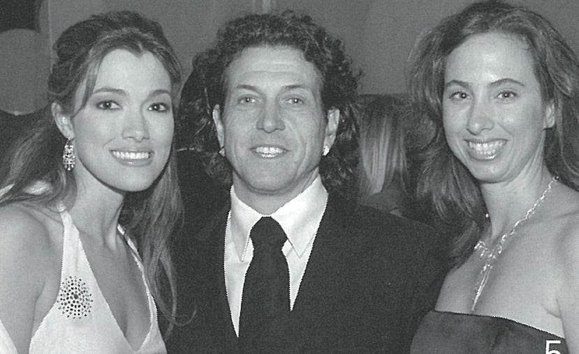 Zoribel Fonalledas, Stephen Webster y Robin Reinhold comparten en la gala del 2005, titulada “Nueva luz”, en alusión a los tragaluces del museo, en el Centro de Convenciones de Puerto Rico, lugar en donde se continuó celebrando hasta el 2008.