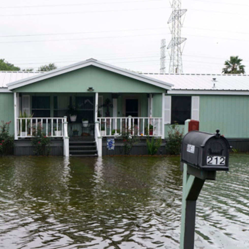 El agua rodea las viviendas tras el paso de la tormenta tropical Arthur en la zona rural del condado de Brazoria, en Texas.